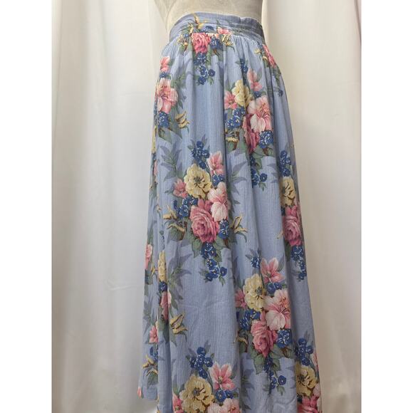 Floral skirt by Michelle Stuart. Comes W/ Pockets! Size M 
Waist 19 Length 32 - Picture 2 of 4